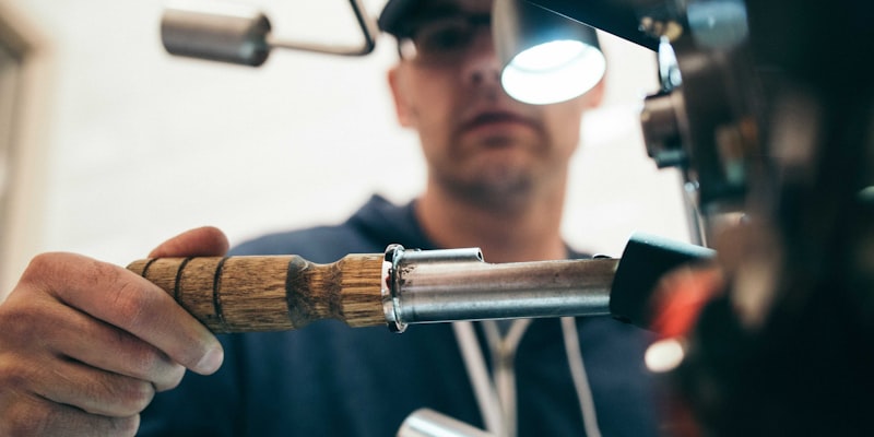 运动员使用训练辅助系统进行数据分析